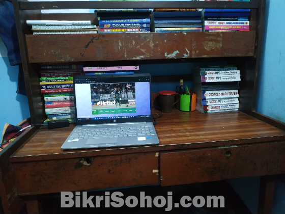 বড় পড়ার টেবিল, Reading Table